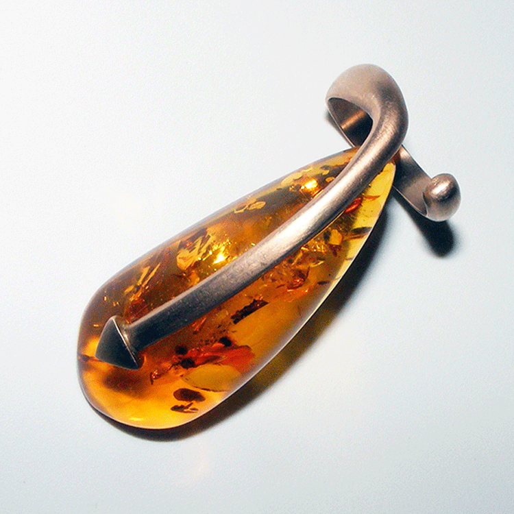 Anello in ambra e oro. Pezzo unico realizzato a mano.