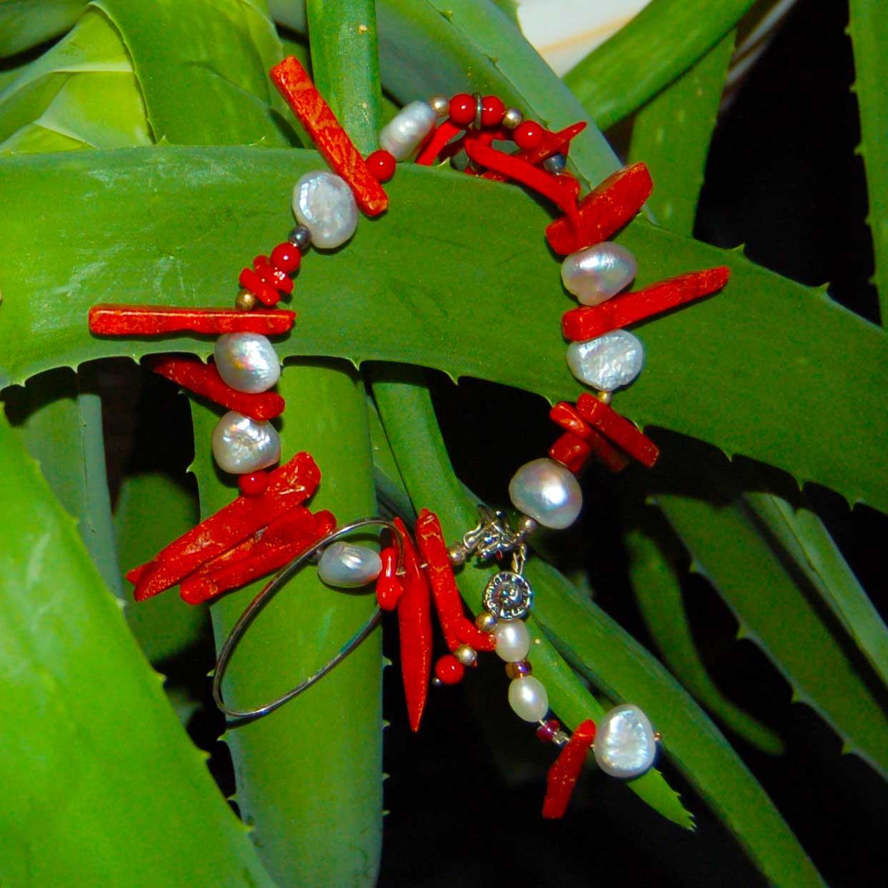 Bracciale in argento con corallo grezzo e perle grigie