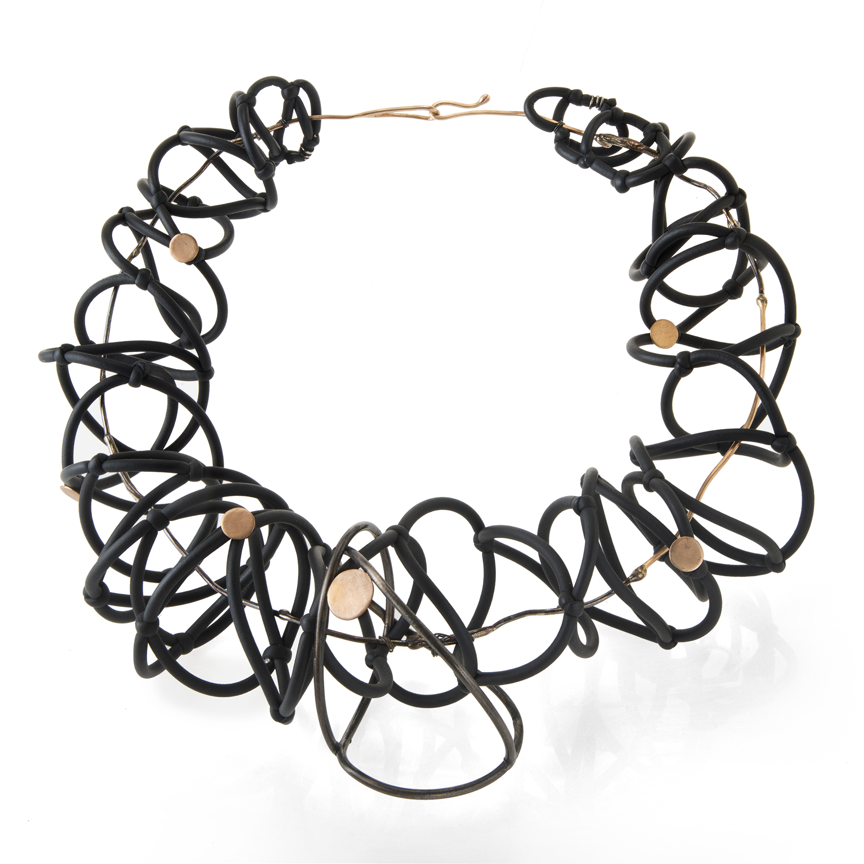 Collana in oro avvolta da fili di neoprene