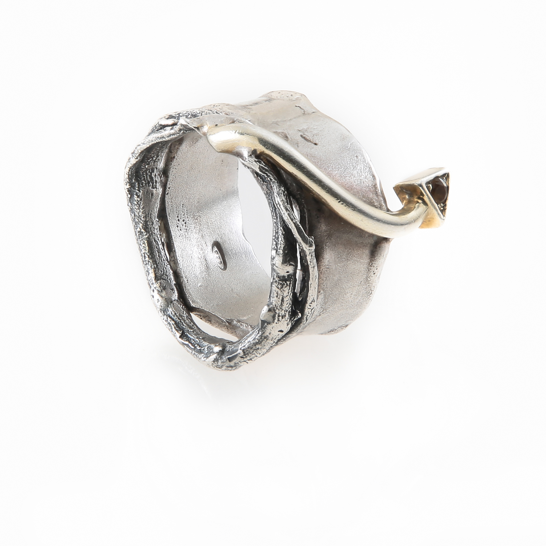 Anello realizzato a mano in argento volutamente ruvido