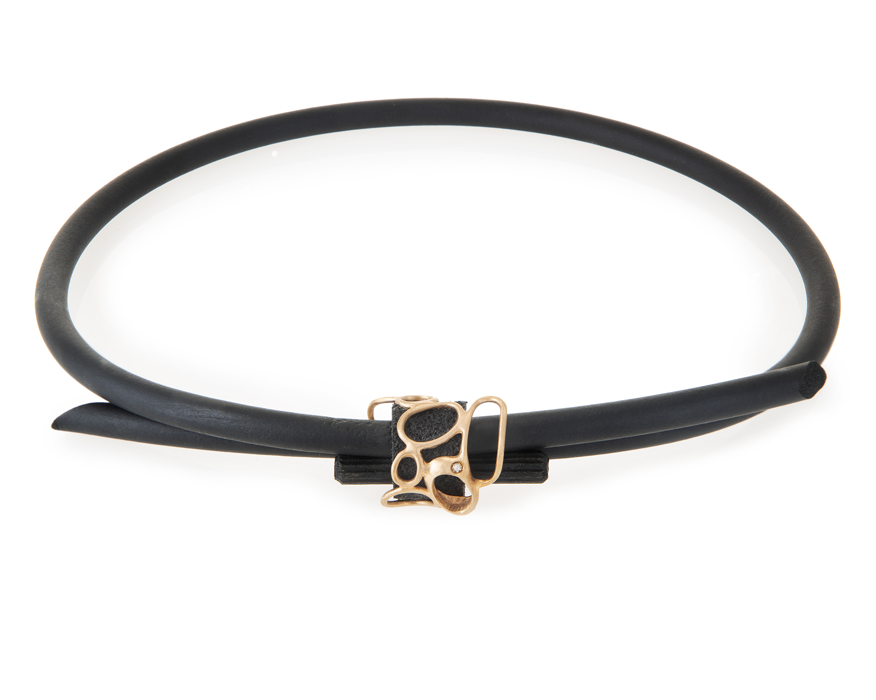 Collana in neoprene con fermaglio in oro vista dall'alto