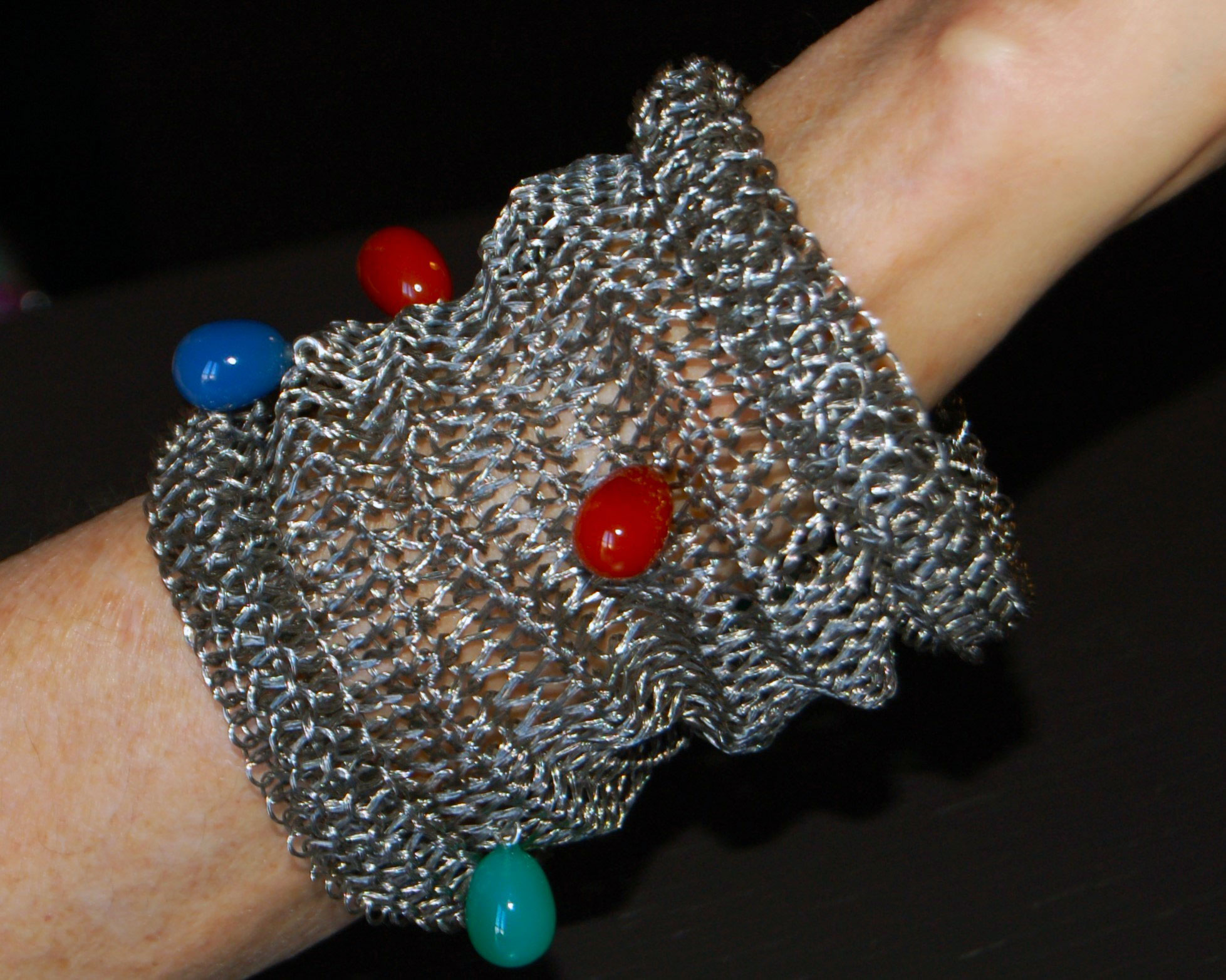 Bracciale in maglia con pietre preziose